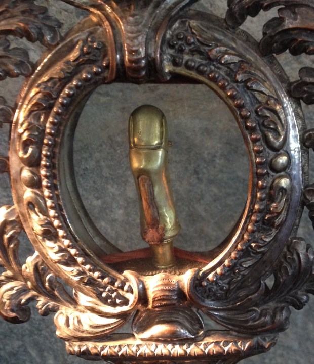 A close up of the golden finger.