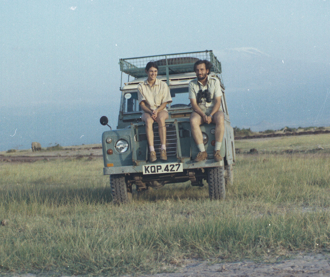 jj y mc en amboseli 8.45.15 PM